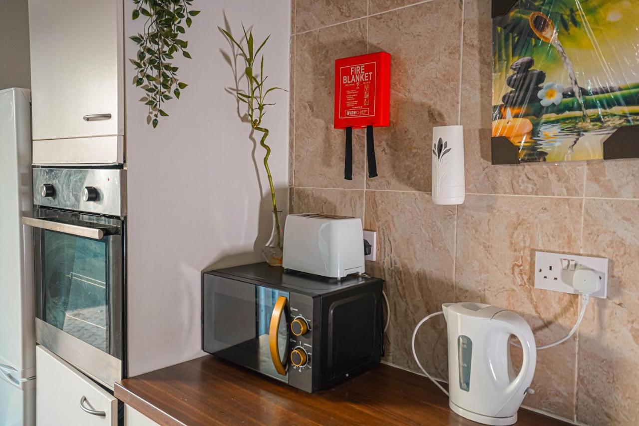 Private And Spacious 2 Bedroom House - Free Parking! Кардіфф Екстер'єр фото