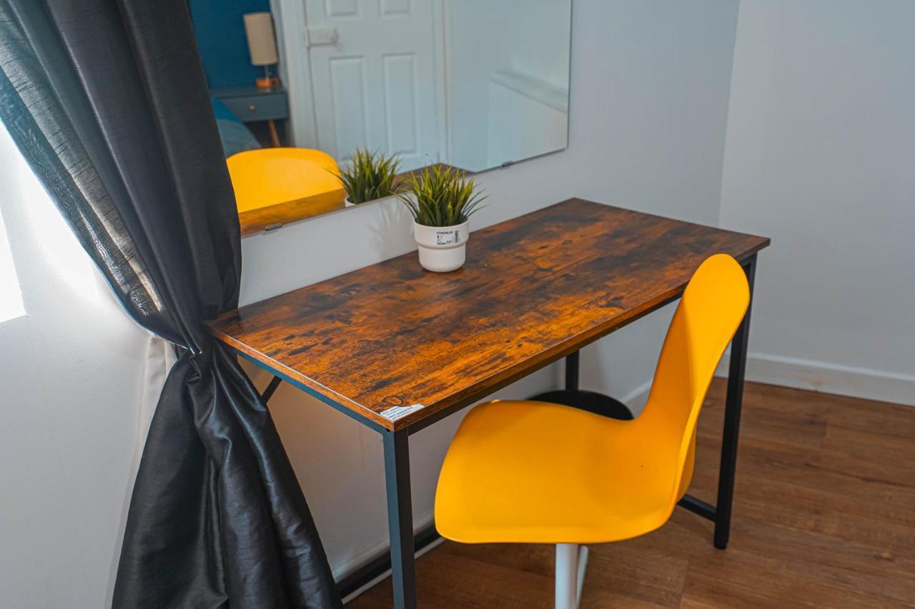 Private And Spacious 2 Bedroom House - Free Parking! Кардіфф Екстер'єр фото