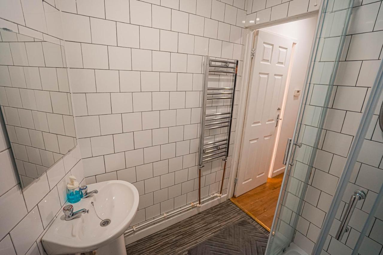 Private And Spacious 2 Bedroom House - Free Parking! Кардіфф Екстер'єр фото