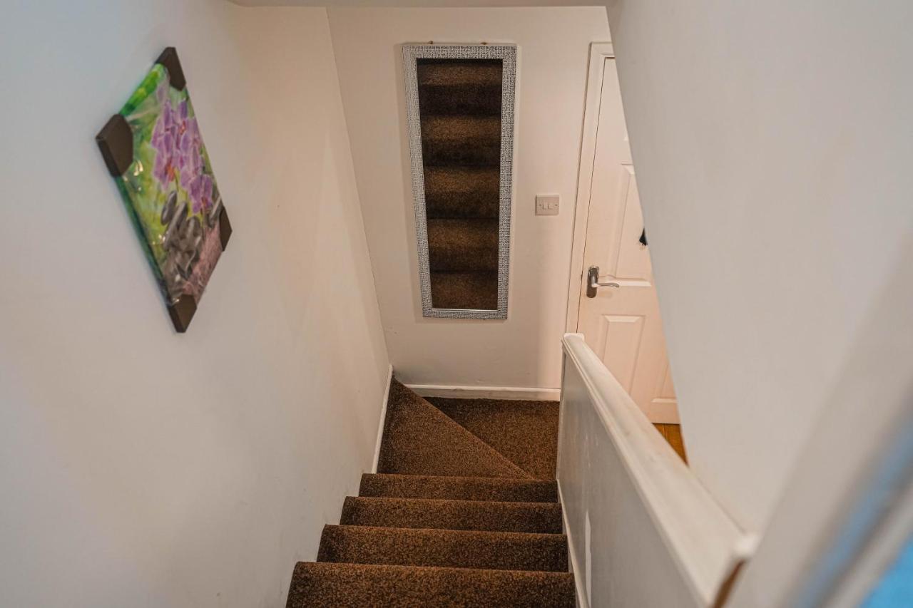 Private And Spacious 2 Bedroom House - Free Parking! Кардіфф Екстер'єр фото