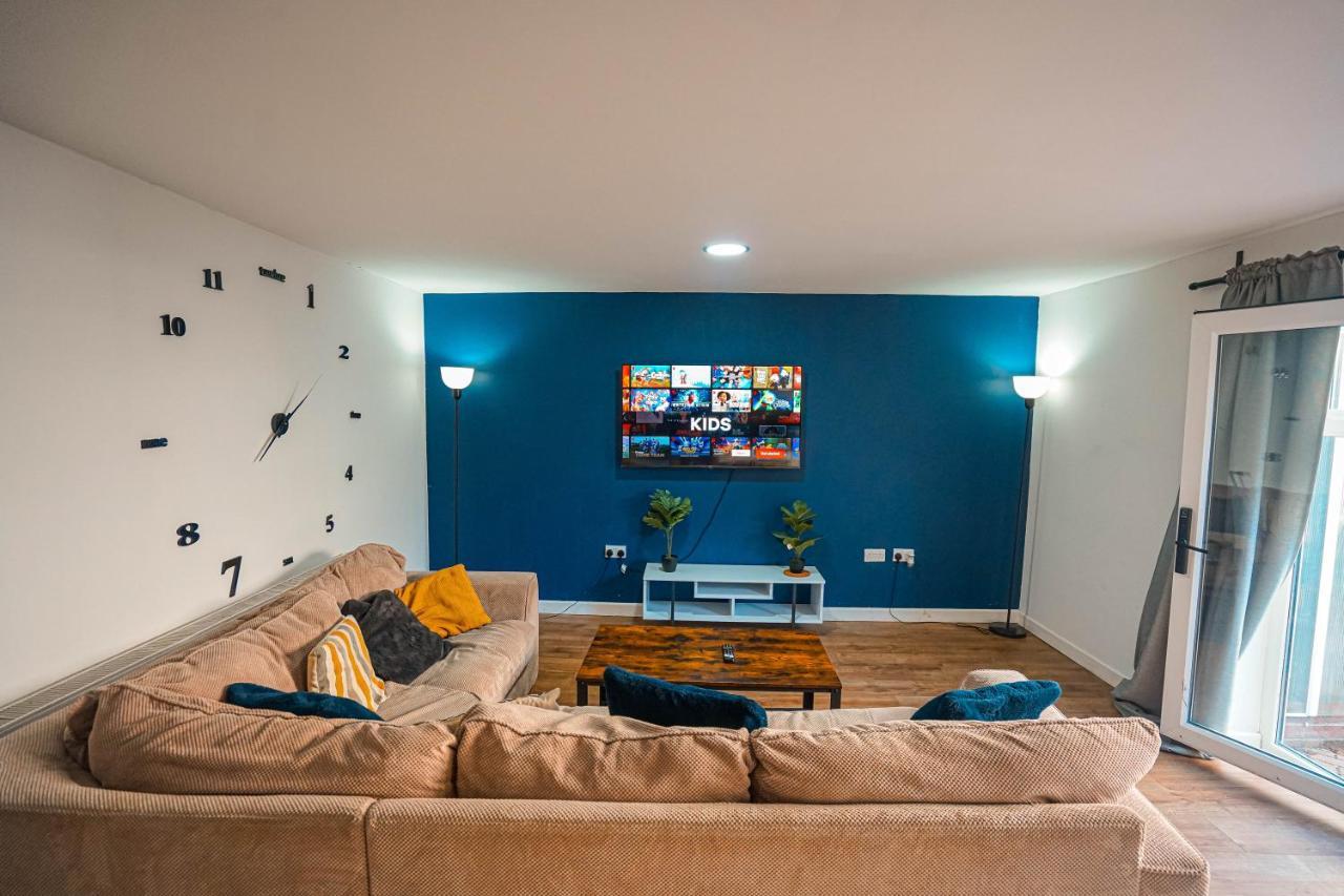 Private And Spacious 2 Bedroom House - Free Parking! Кардіфф Екстер'єр фото